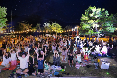 지난 12일 성산동 고분군에서 개최된 ‘힐링텔링 나이트’를 찾은 방문객들의 즐거운 모습