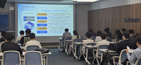‘코디세이 AI 올인원’ 현장 설명회 참여자들을 대상으로 교육 과정 소개를 진행하는 모습(제공=이노베이션아카데미)