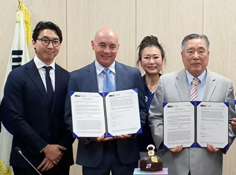 한서대학교 태안캠퍼스. 왼쪽부터 디텍트 한국 지사장 서동휘, 디텍트 공동 창립자이자 대표 게리 W. 앤드류스, 한서대학교 대학원장 함정현, 한서대학교 창립자이자 총장 함기선 박사