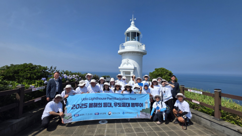 팸투어 참가자들이 단체 기념 촬영을 하고 있다
