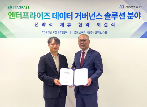 씨그래스 박성수 대표이사(왼쪽)와 굿모닝아이텍 이주찬 대표이사가 굿모닝아이텍 본사에서 전략적 사업 제휴 협약을 체결하고 있다