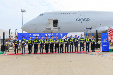 8월 1일(금) 오전 인천공항 화물기 주기장에서 미주행 첫 화물기편 출항을 기념하는 출항식에 참석한 에어제타 김관식 대표(오른쪽에서 여섯번째)와 주주사 소시어스 이병국 대표(왼쪽에