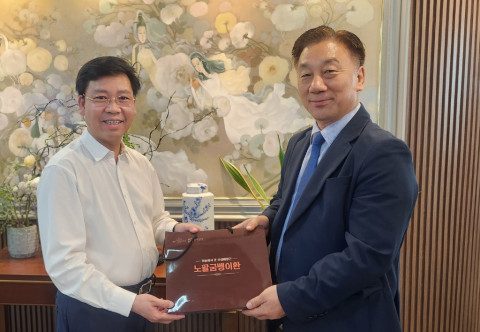 왼쪽부터 손하 그룹 레 빈 손(Le Vinh Son) 회장과 나정식 박사. 레 빈 손 회장은 손하 그룹의 설립자이자 현재 이사회 의장직을 맡고 있다. 손하 그룹은 베트남의 대표적인