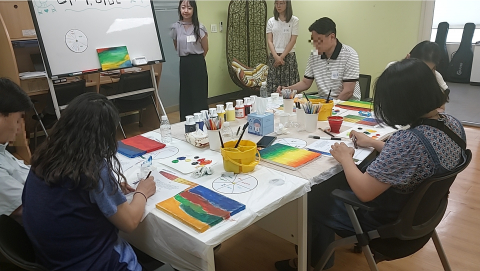 ‘다시, 마음을 잇다’ 프로그램을 통해 집단미술치료와 접목시킨 부모교육이 진행되고 있다