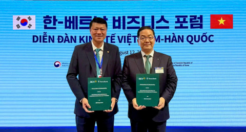 하나은행은 지난 12일 서울시 롯데호텔 본관 크리스탈볼룸에서 열린 ‘한국‑베트남 비즈니스 포럼’에서 베트남투자개발은행(BIDV)과 ‘국가 간 QR결제 서비스 활성화를 위한 업무협약