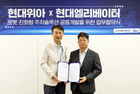 왼쪽부터 백익진 현대위아 모빌리티솔루션사업부장과 이원해 현대엘리베이터 승강기사업본부장이 현대위아 의왕연구소에서 업무협약(MOU)을 체결한 뒤 기념 촬영을 하고 있다