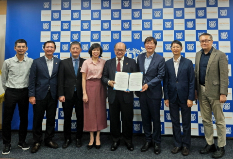 서울대학교 공과대학 김영오 학장(오른쪽에서 세 번째)과 후인 꾸옛 탕 하노이과학기술대학교 총장(오른쪽에서 네 번째)을 비롯한 양교 관계자들이 양해각서 교환 후 기념사진을 촬영하고 