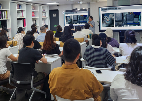8월 7일 서울주얼리지원센터에서 열린 ‘주얼리 제조 과정 한눈에 보기’ 실전 멘토링에서 오효근 명장이 참여자들에게 주얼리 제작 공정을 설명하고 있다. 이날 강의는 디자인부터 주조, 세공, 도금, 출고까지 전 과정을 다루며 현장 경험을 바탕으로 한 실전형 조언이 이어졌다