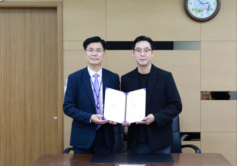 툴뮤직장애인예술단-효산의료재단 지샘병원 협약서를 들고 기념 촬영을 하고 있다