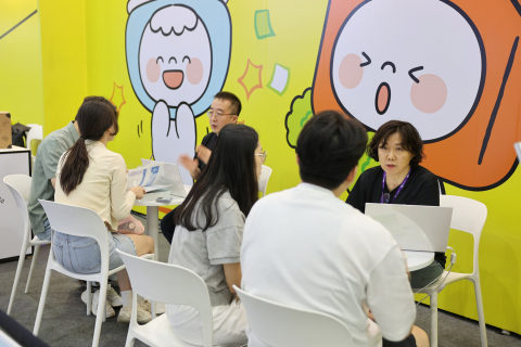 엘에이치주거복지정보(집밥소) 행사 진행자들이 ‘베페 베이비페어’ 행사 현장에서 신혼부부 참여자에게 맞춤형 주거상담 안내를 진행하고 있다