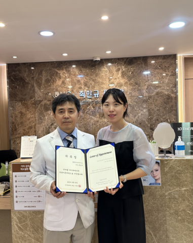 우리메카 우준영 부사장(오른쪽)이 DMC최한규피부과 최한규 원장에게 위촉장을 전달하고 기념사진을 촬영하고 있다