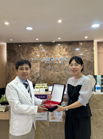 우리메카 우준영 부사장(오른쪽)이 DMC최한규피부과 최한규 원장에게 위촉패를 전달하고 있다