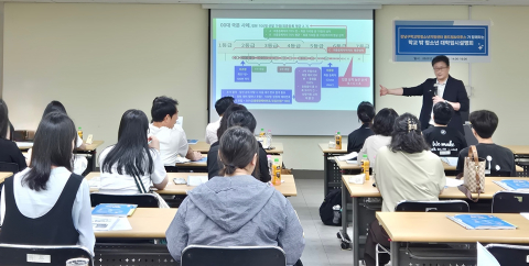 이투스 진로진학센터 박중서 센터장이 학교 밖 청소년을 대상으로 입시설명회를 진행하고 있다