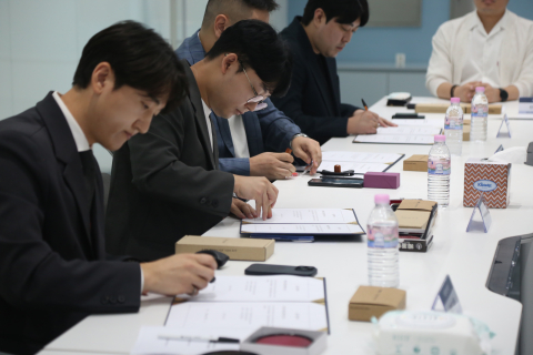 강원형 전략산업 벤처펀드 자펀드 출자확약식이 19일 강원창조경제혁신센터에서 이해정 대표이사와 1억원 출자기업 대표들이 참석한 가운데 열렸다