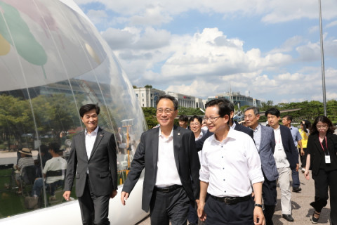 ‘2025 문화도시 박람회’ 여의도공원 문화의마당을 둘러보는 김영수 문화체육관광부 차관(가운데), 최호권 전국문화도시협의회 의장(영등포구청장, 오른쪽), 안병구 밀양시장(왼쪽)