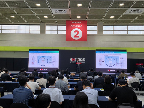 클라우드네트웍스가 ‘2025 대한병원정보협회 추계학술세미나’에서 의료계의 ‘AI를 활용한 보안’을 주제로 발표하고 있다(사진=클라우드네트웍스)