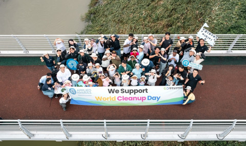 어플라이드 머티어리얼즈 코리아 임직원과 가족이 ‘세계 청소의 날’을 맞아 하천 정화 활동을 진행한 후 기념 사진을 찍고 있다