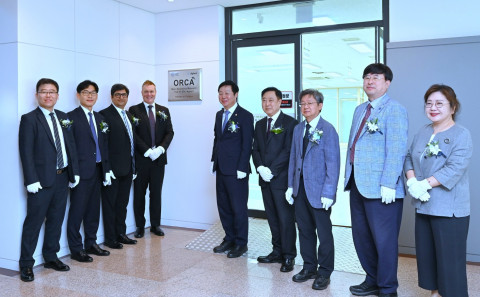 조나 커크우드(Jonah Kirkwood) 애질런트 최고사업책임자(CCO)(왼쪽에서 네번째)가 대전에서 열린 CNU-애질런트 오픈형 바이오제약 연구 허브(ORCA) 명판 제막식에