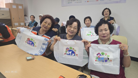 ESG 경영지원 ‘우수 사회서비스 시범사업’ 페현수막 활용 가방만들기 사진(동두천노인복지관)