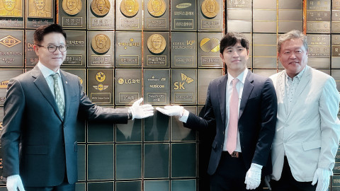 한양대학교, 명예의 전당 플래티넘 멤버십 동판식. 왼쪽부터 한양대학교 이기정 총장, 한국NI 정구환 지사장, 누비콤 신동만 사장