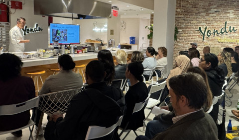 샘표 연두 컬리너리 스튜디오에서 자우마 비아르네즈 셰프가 북미 최대 요리전문가협회 소속 셰프들을 대상으로 ‘장 워크숍’을 진행하고 있다