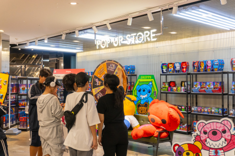 데디베어 팝업 스토어 룰렛 이벤트에 참여하고 있는 고객들