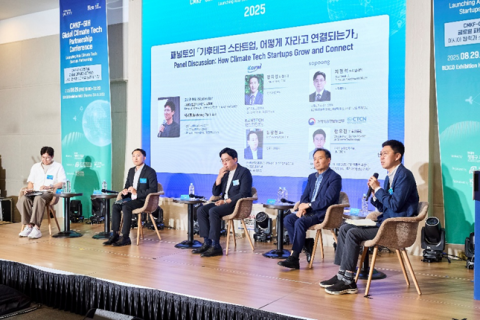 2025 아시아 기후기술 글로벌 파트너십 컨퍼런스 패널토의. 왼쪽부터 박재홍 고려대 첨단기술비즈니스학과 교수, 강지성 한국그리드포밍 대표이사, 지현석 소풍벤처스 수석심사역, 한우진
