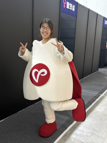 자봉이 인형탈을 입은 자원봉사자(사진 출처: 한국중앙자원봉사센터)