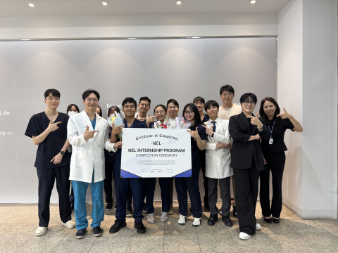 베트남 농람대학교 수의과대학 학생들과 넬동물의료재단 의료진 관계자들이 국제 교류 프로그램 수료식을 마친 후 기념 촬영을 하고 있다