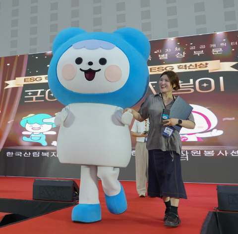 13일(토) 오후, 대전컨벤션센터에서 열린 ‘2025 대한민국 지자체 공공캐릭터 페스티벌 대상’에서 이벤트 혁신상을 수상한 코이카의 피코와 홍보실 직원이 수상 기념 런웨이를 걷고 