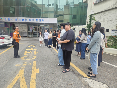 천안시 도시재생지원센터가 지난 24일 천안동남소방서와 함께 도시창조두드림센터에서 소방합동훈련을 실시했다