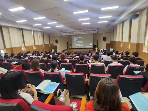 김유리 한국생명존중희망재단 지역협력팀장이 ‘자살시도자 등 정보제공 절차 안내 및 사례 자문’ 교육을 진행하고 있다