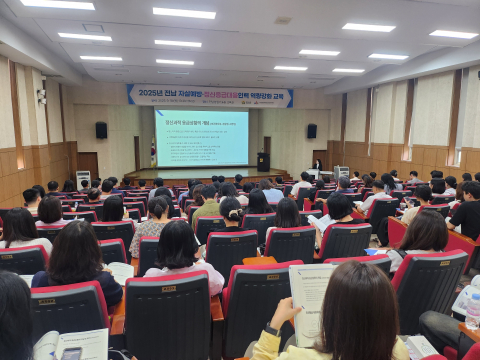 김지영 서울시정신건강복지센터 응급대응지원팀장이 ‘정신응급대응 이해와 실제’를 주제로 교육을 진행하고 있다