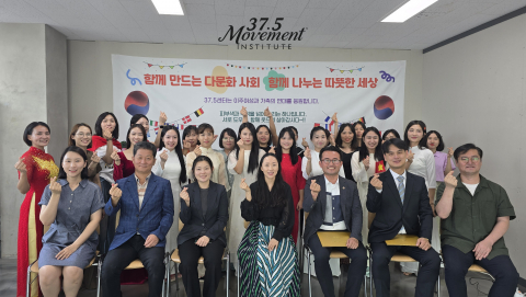 참석 귀빈과 직접 행사를 준비한 37.5 센터 베트남자조모임 결혼이민자 여성들