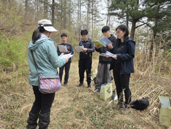 근권 미생물 채집을 위해 브레인트리생명공학연구소의 사전교육을 받고 있는 학생들 모습