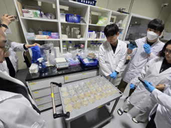 산사태 피해지 복구에 활용할 수 있는 유용 근권 미생물을 탐색하기 위해 실험실에서 연구를 진행하고 있는 학생들