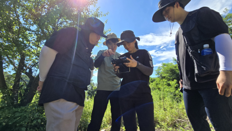 드론 라이다(LiDAR) 기술을 활용한 산사태 피해지 정밀 분석 연구를 수행 중인 학생들 모습