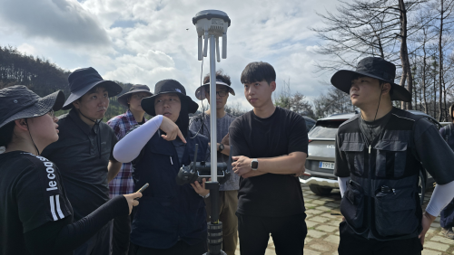 산사태 전문인력 양성센터 학생들이 드론 LiDAR를 활용해 산불 피해지를 촬영하기 위해 준비하고 있다