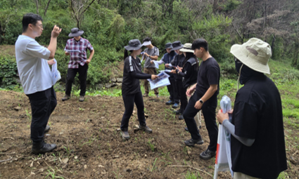 한국치산기술협회에서 산사태 전문인력 양성센터 학생들에게 현장 대응 프로세스에 대해 교육을 진행하고 있다