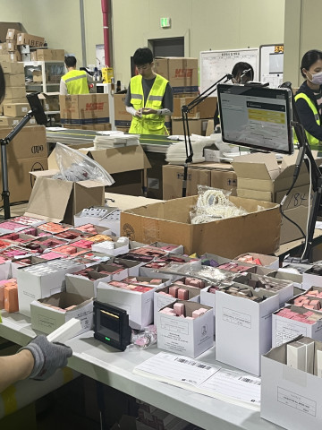 ‘오출고 제로’ 시스템으로 종류가 다양한 화장품 제품을 정확하게 피킹하고 있는 비브로 물류센터 작업장