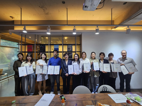 경기도젠더폭력통합대응단이 19일 도내 젠더폭력 피해 외국인을 지원하는 ‘2025년 통번역 지원단’ 발대식을 개최했다. 왼쪽에서 다섯번째가 이성은 경기도젠더폭력통합대응단장