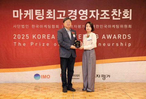 폰타나 이은주 팀장(오른쪽)이 ‘2025 제11회 브랜드고객만족도(BCSI)’ 시상식에서 상을 수여받고 있다