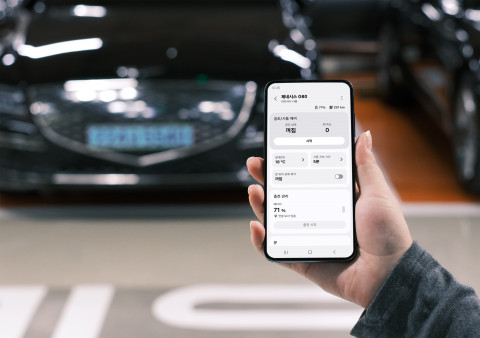 삼성 스마트싱스로 커넥티드 카 서비스를 이용하는 모습