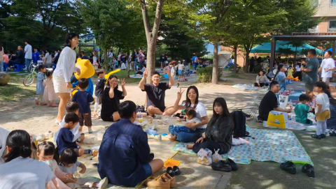 가족의 날 축제를 즐기는 주민들
