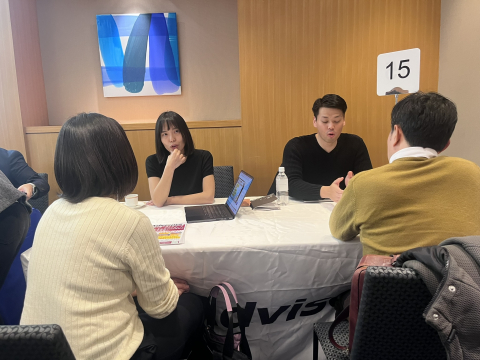 QS 박람회에서 참석자들이 대학 관계자들과 직접 상담을 진행하고 있다