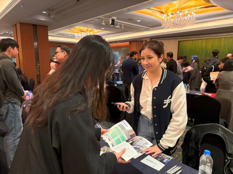 박람회장에서 참가자들이 다양한 학교의 담당자들과 상담하고 있다