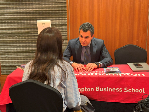 지원자들이 QS 박람회 현장에서 각 학교의 담당자들과 대화를 나누고 있다