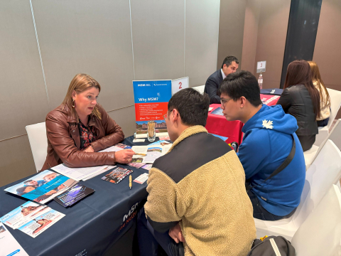 QS 박람회에 모인 이들이 대학 대표들과 상담하며 진학 정보를 얻고 있다