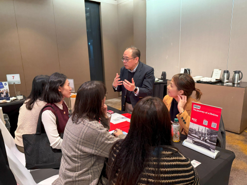 QS 박람회에서 지원자들이 대학 관계자와 그룹 상담을 하고 있다