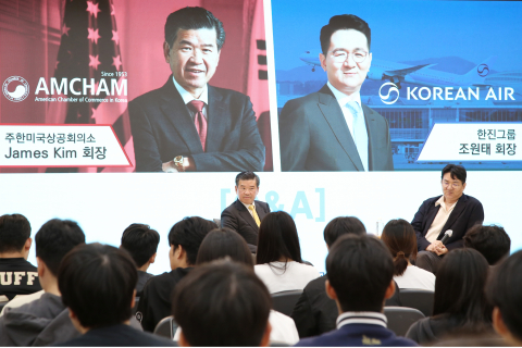 제임스 김 암참 회장 겸 대표이사(왼쪽)와 조원태 한진그룹 회장(오른쪽)이 한국항공대 학생들의 질문에 답하는 질의응답 시간을 갖고 있다